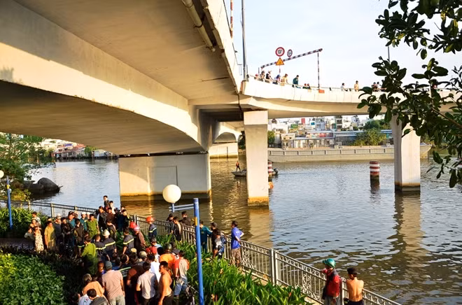 Cả 2 "bay" xuống kênh, một người bơi được vào bờ, một người mất tích