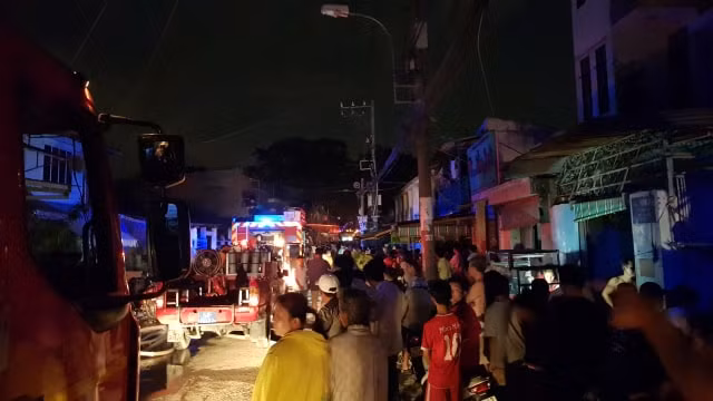 Ngoài phương tiện trên bộ thì tàu chữa cháy và ca nô cũng được huy động