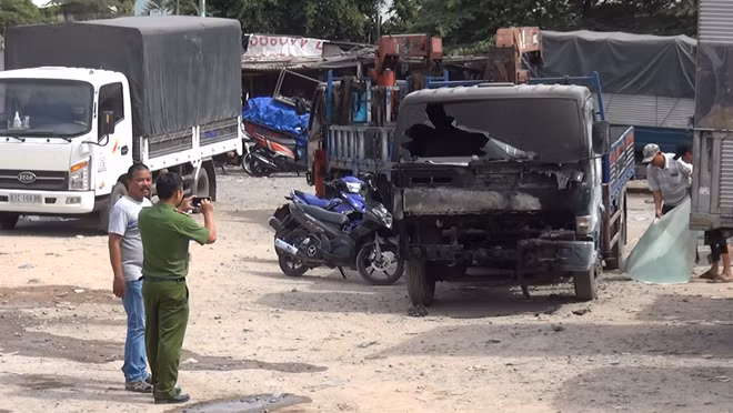 Chiếc xe tải bốc cháy