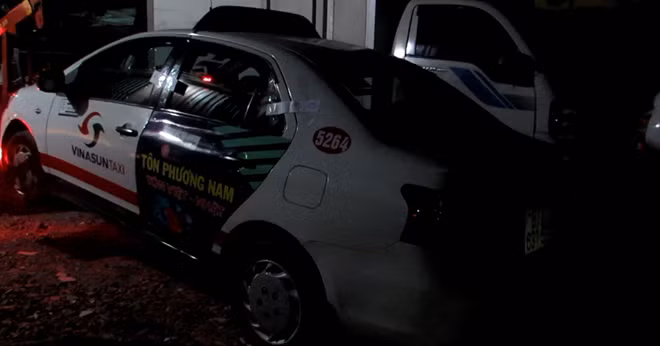 Chiếc taxi nơi phát hiện ra vụ tử vong