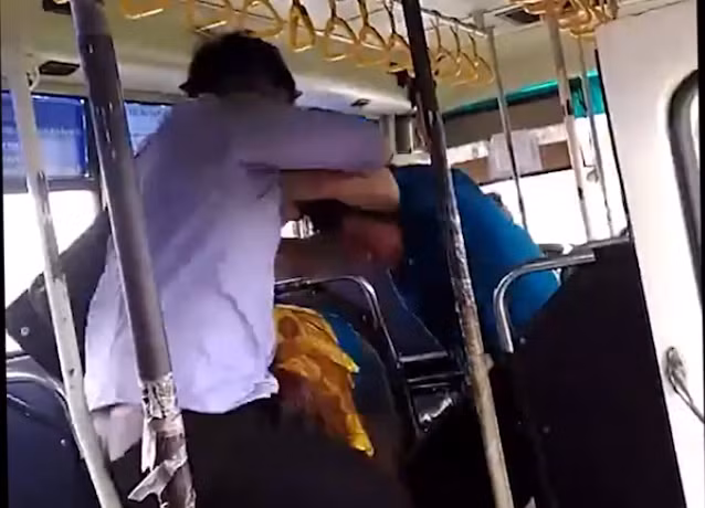 Nguyên nhân ban đầu được xác định là do hành khách mở cửa kính xe nhưng nhân viên không đồng ý