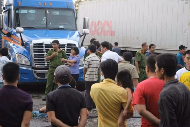 Cán bộ Công an khám nghiệm hiện trường