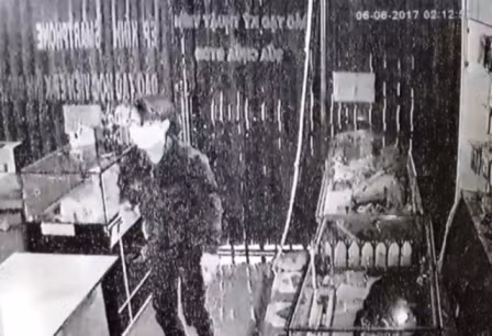 Tên trộm vơ ĐTDĐ trong cửa hàng