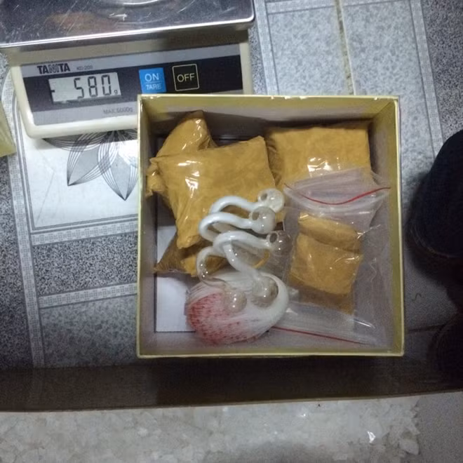 Các dụng cụ phân chia và sử dụng ma túy đá