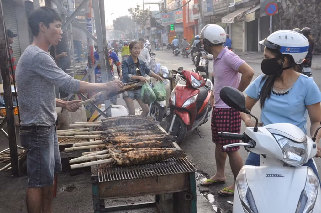 Cá lóc nướng, heo quay đắt đỏ nhưng vẫn hút khách ngày vía Thần Tài