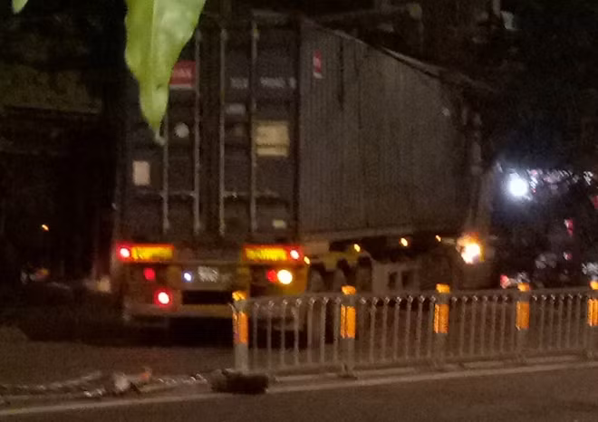 Chiếc xe đầu kéo gây tai nạn tại hiện trường