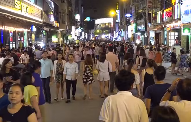 Người đi bộ thoải mái trên phố không bị chéo kéo, đường không bị lấn chiếm