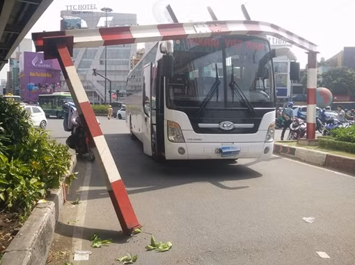 Xe khách “đội” thanh chắn giới hạn chiều cao gây ùn ứ giao thông