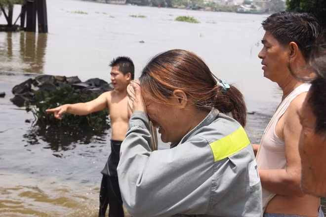 Người mẹ đau đớn gào thét tên con