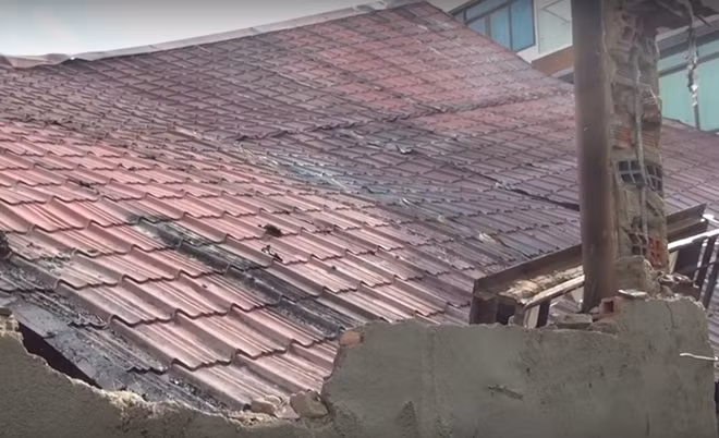 Phần mái của căn nhà rộng gần 500m2 đổ sập