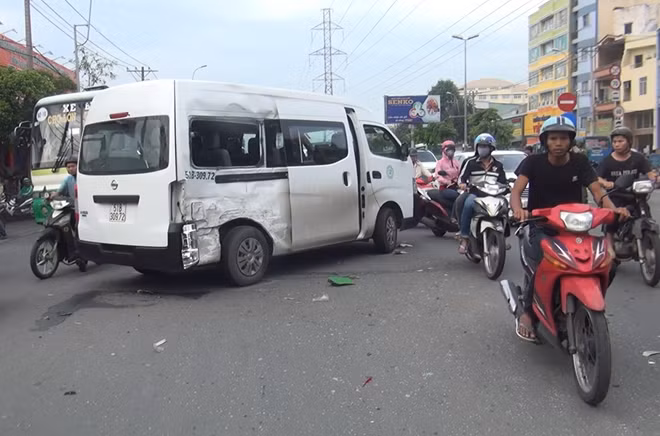 Chiếc xe trung chuyển xoay 360 độ trên đường.