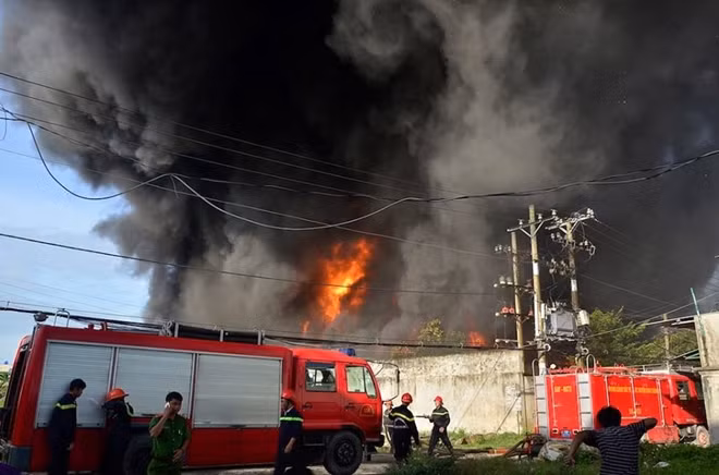 Nhiều hướng chữa cháy được triển khai.