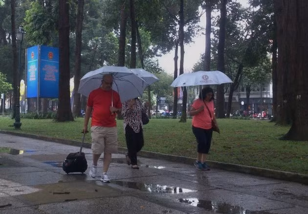 Du khách vẫn chưa hay tin có bão tại TP Hồ CHí Minh