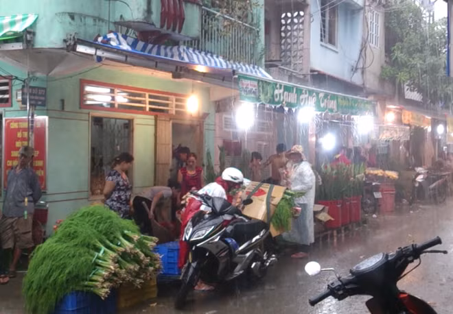 Người bán và người mua cùng chung số phận bị ướt