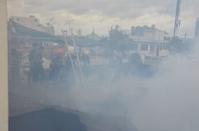 Lực lượng chữa cháy phải dở nóc nhà cho khói thoát ra ngoài