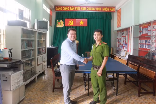 Anh Nhựt cám ơn chiến sỹ Hùng sau khi nhận lại tài sản