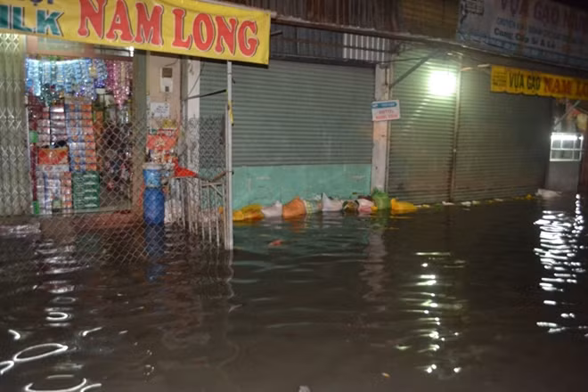 Nước lênh láng khắp nơi