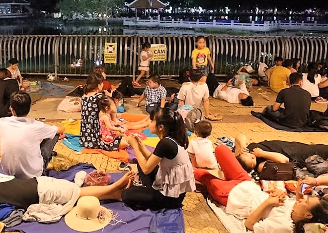Người dân đổ về Công viên văn hóa Đầm Sen chờ xem bắn pháo hoa