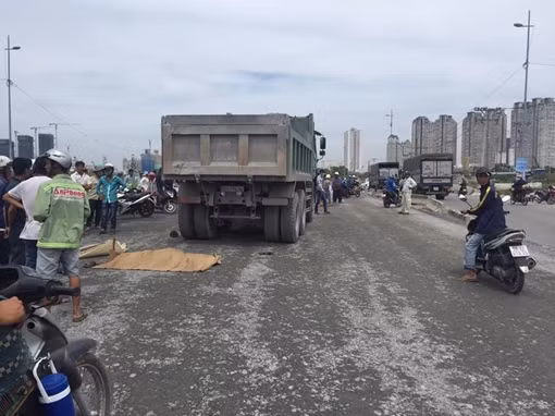 Lùi xe ben không quan sát tông chết công nhân hướng dẫn