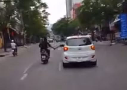 Đoạn clip mà người dân ghi lại Long biểu hiện ngáo đá cầm mã tấu nghênh ngang