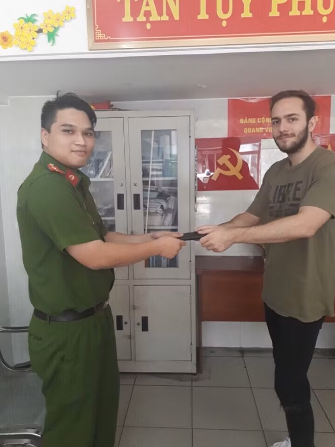 Nam du khách Mỹ mừng rỡ khi nhận lại tài sản