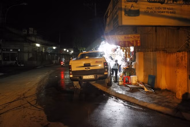 Chiếc xe bán tải được kéo ra ngoài