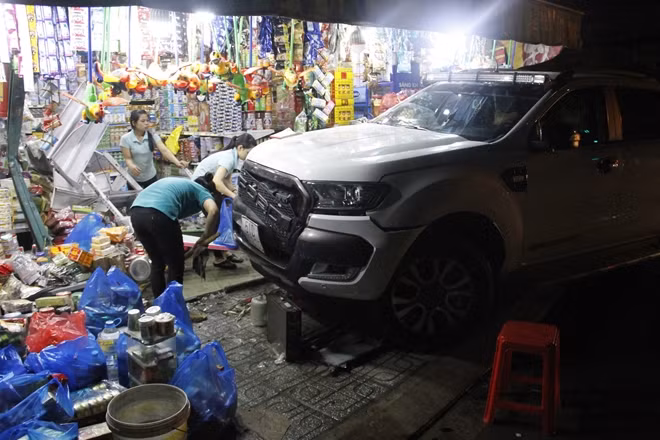 Hiện trường vụ xe lao vào tiệm tạp hóa