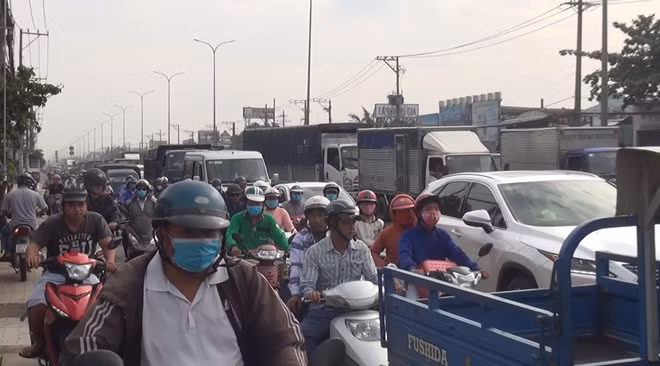 Vụ va chạm dây chuyền khiến giao thông ùn ứ