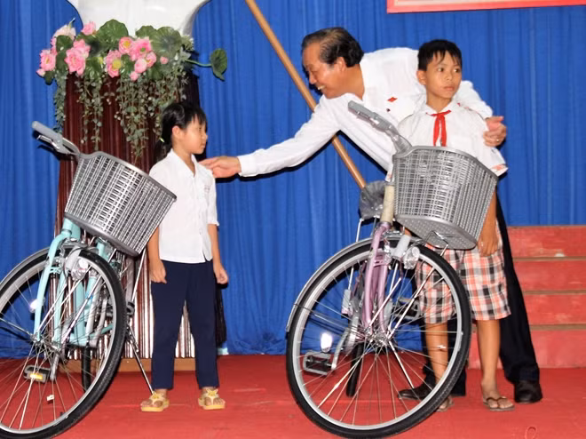 Phó Thủ tướng Thường trực Trương Hòa Bình nhắn nhủ, động viên các em học sinh