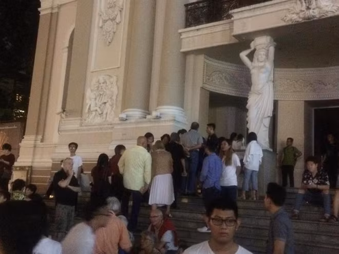 Khách trong nhà hát tháo chạy ra ngoài