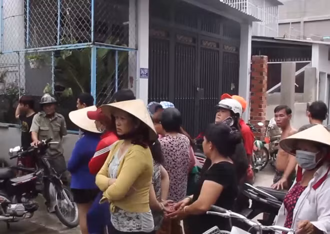 Người dân theo dõi vụ việc