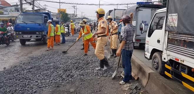 Nhiều người cùng xắn tay với CSGT
