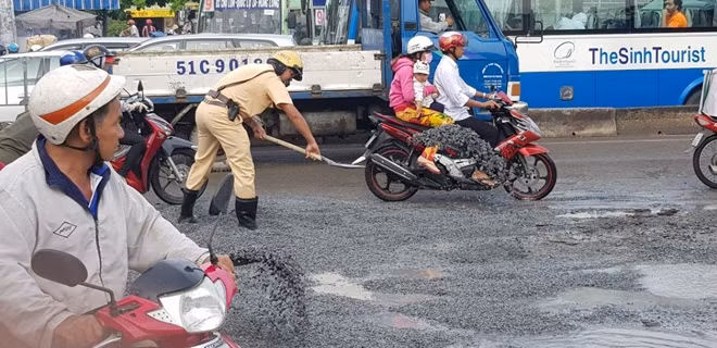 Các chiến sĩ CSGT nhễ nhại mồ hôi xúc đá