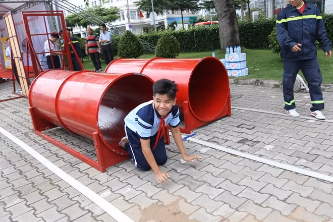 Học sinh được thực tập các phương án chữa cháy