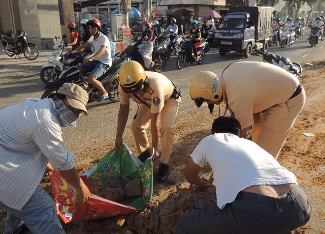 Cùng người dân dọn dẹp trên đường