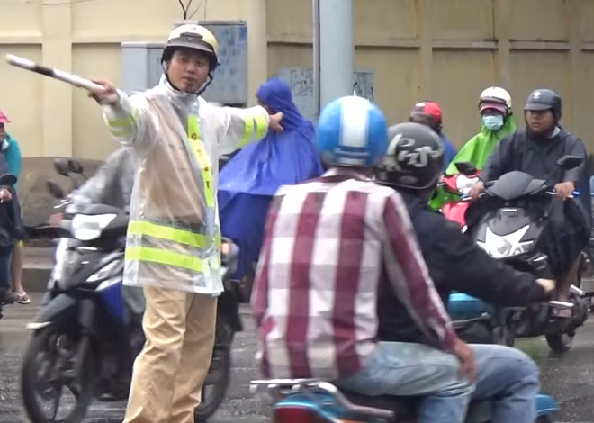 Hàng ngày có hàng trăm lượt CBCS xuống mặt đường điều tiết giao thông