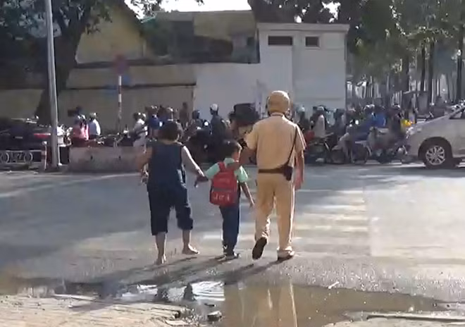 Đưa em học sinh qua đường
