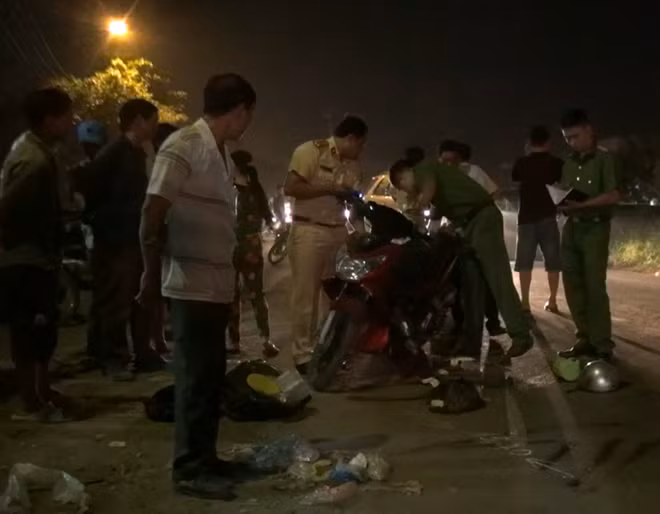 Chiếc xe gắn máy của nạn nhân tại hiện trường