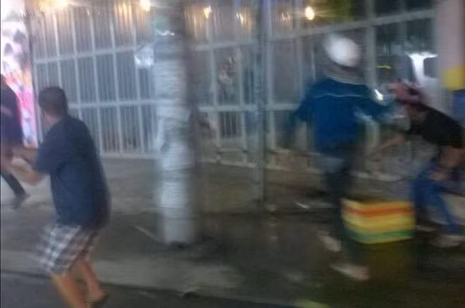 Hình ảnh người đàn ông bị đuổi đánh