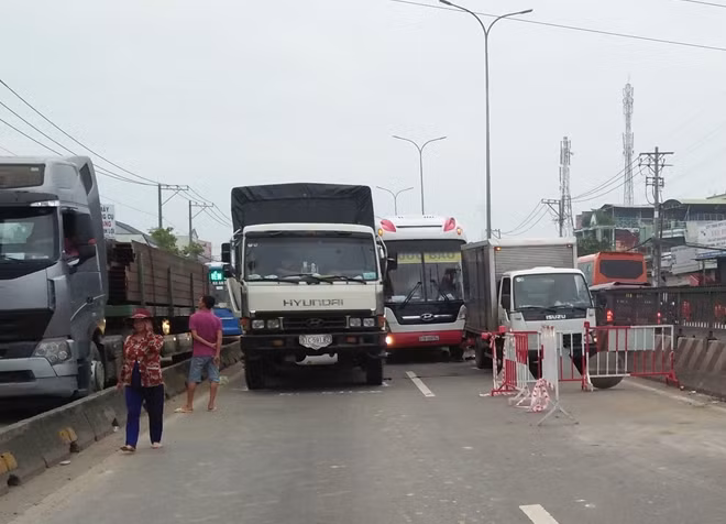 Nguyên nhân là do rào chắn đặt trên QL1