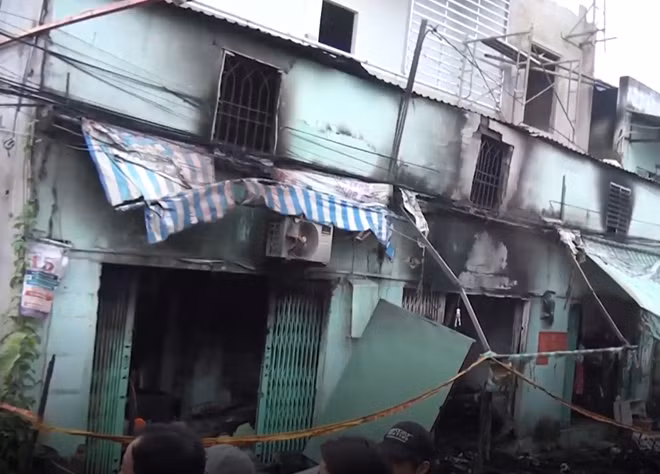 Dãy ki ốt bị cháy rụi