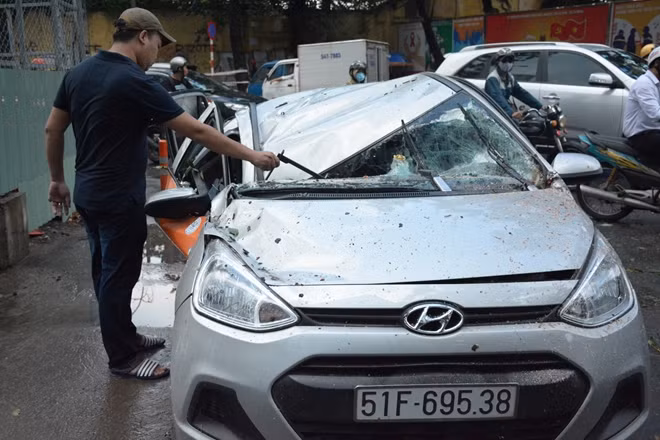 Một phụ nữ trong xe 4 chỗ bị thương nặng