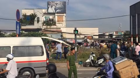 Xe cứu thương đưa nạn nhân rời khỏi hiện trường