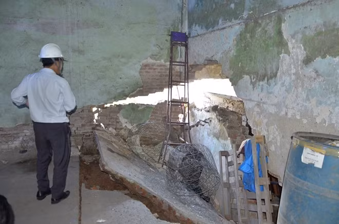 Vụ rung lắc khiến nền nhà nứt toác tại hố sâu