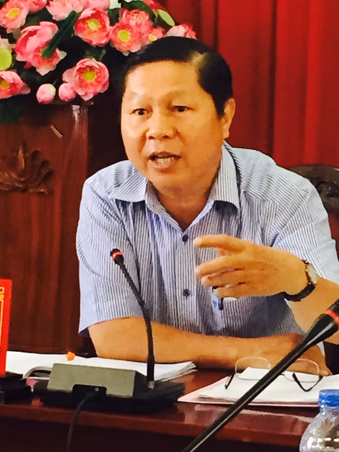 Ông Lê Tấn Dũng – Phó Chủ tịch thường trực UBND tỉnh nhìn nhận “đây là vụ việc đáng tiếc do UBND tỉnh chưa có thông tin từ Cơ quan điều tra trước khi ký cho ông Liêm xuất cảnh du lịch”
