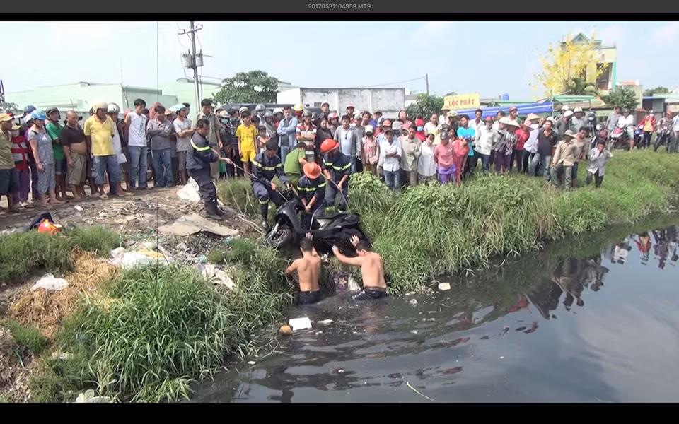 Nghi án một người rơi xuống kênh nước mất tích