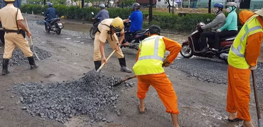 Xuất hiện nhiều “ổ gà” trên con đường vừa thảm nhựa ảnh 5