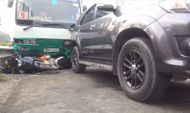 Xe buýt chỉ dừng lại khi tông vào xe 7 chỗ