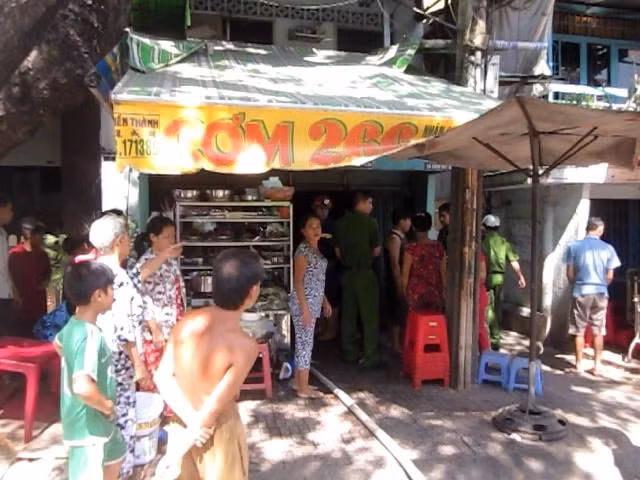 Hiện trượng vụ xì gas gây cháy khiến 2 người bị phỏng Hiện trượng vụ xì gas gây cháy khiến 2 người bị phỏng