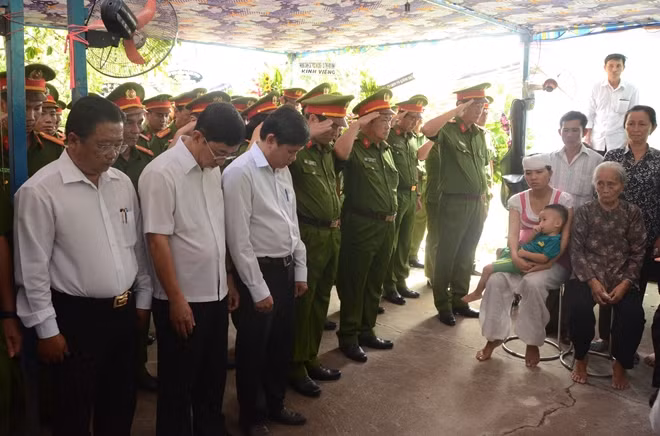 Hàng trăm CBCS Cảnh sát viếng Đại úy Long lần cuối